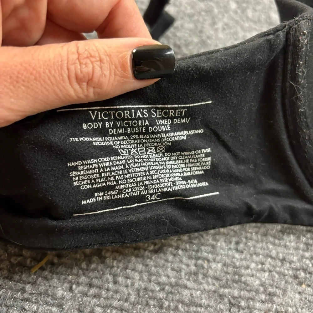 VICTORIA’S SECRET Women’s Body by Victoria Black Lined Demi size: 34C